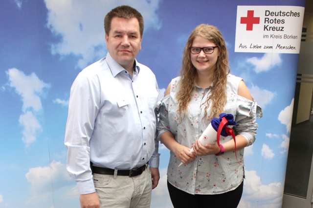 Rettungsdienstschulleiter Jürgen Rave begrüßt Corinna Luters, die in den nächsten drei Jahren als Notfallsanitäterin ausgebildet wird.