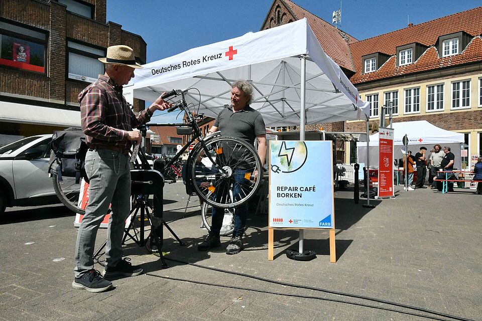 Rotes Kreuz im Kreis Borken mit Café Henry und Repair-Café beim Earth-Day auf dem Borkener Markplatz.