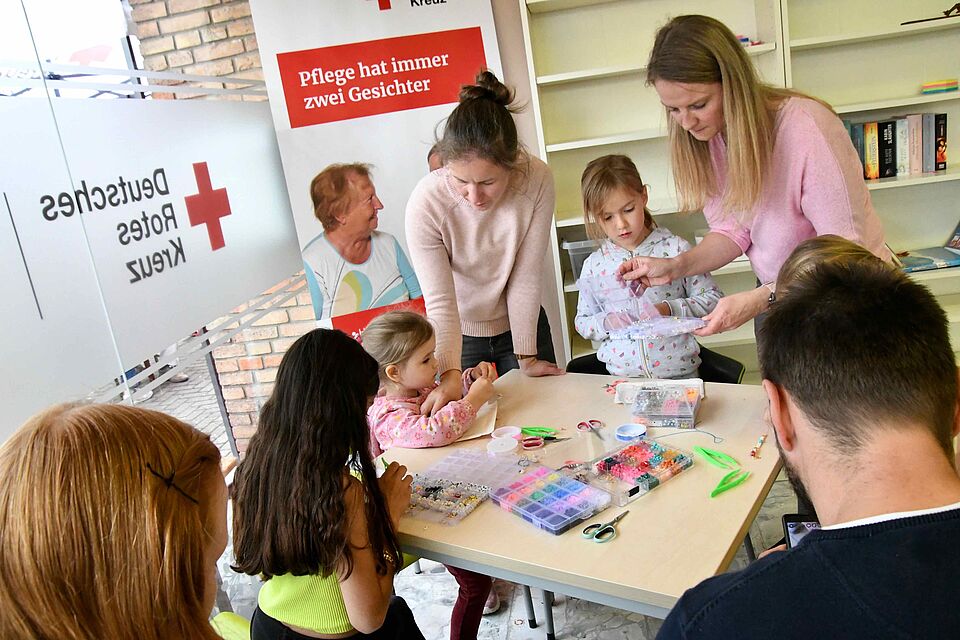 Angebote für Klein und Groß gibt es beim Quartiersfest der DRK-Quartiersarbeit Bocholt-Südwest am 17. Mai im Klostergarten Bocholt (Eingang Burgunderstraße).