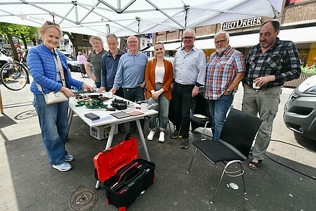 Rotes Kreuz im Kreis Borken mit Café Henry und Repair-Café beim Earth-Day auf dem Borkener Markplatz.