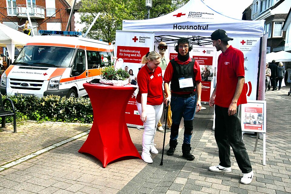 Das Rote Kreuz im Kreis Borken beim Maibökendag in Heiden. Gezeigt wurde auch ein Alterssimulationsanzug.