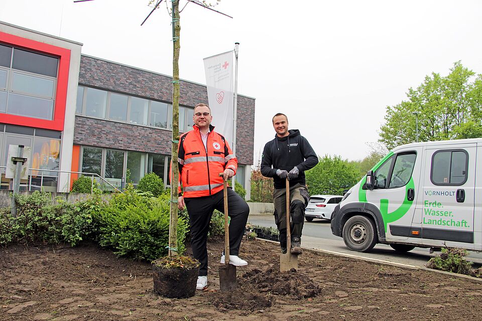 „Bäume für den Bevölkerungsschutz“ des DRK-Landesverbandes Westfalen-Lippe: Das Rote Kreuz im Kreis Borken beteiligt sich, hier beim Pflanzen vor dem Rotkreuz-Zentrum an der Röntgenstraße 6 in Borken mit Lucas Finke (links), Leiter Nationale Hilfsgesellschaft.
