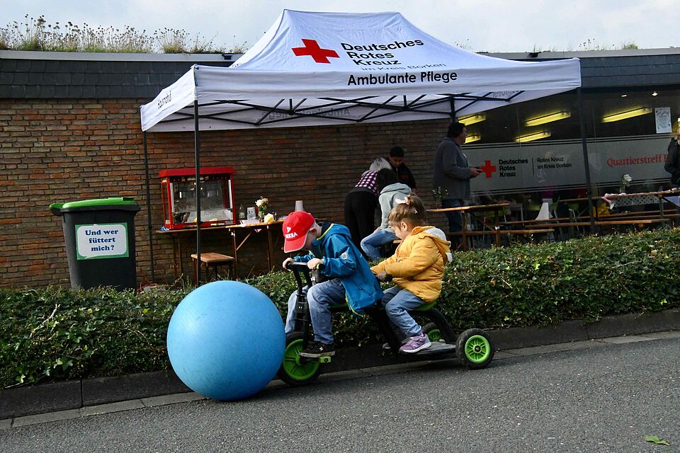 Angebote für Klein und Groß gibt es beim Quartiersfest der DRK-Quartiersarbeit Bocholt-Südwest am 17. Mai im Klostergarten Bocholt (Eingang Burgunderstraße).