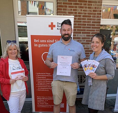 Infos beim Frühlingsfest in Epe vom Roten Kreuz im Kreis Borken (von links): Martina Niehoff, Jan Meller und Katharina Thesing.
