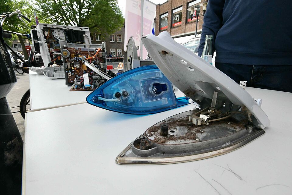 Rotes Kreuz im Kreis Borken mit Café Henry und Repair-Café beim Earth-Day auf dem Borkener Markplatz.