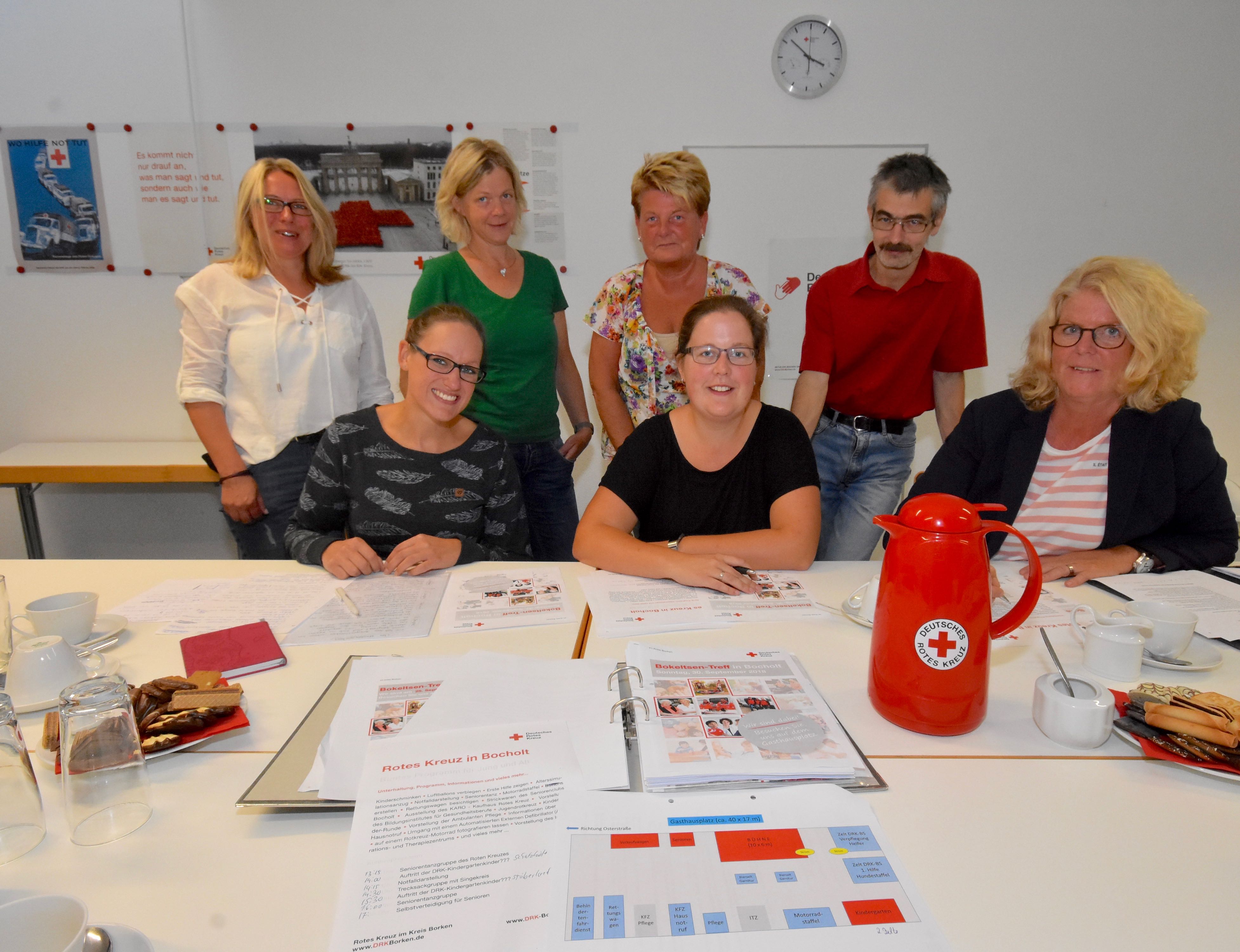 Das Rote Kreuz im Kreis Borken präsentiert sich umfassend beim Bokeltsen Treff am Sonntag, 30. September. Vorbesprechung: Das Rotkreuz-Orgateam für den Bokeltsen Treff im DRK-Stadtverband Bocholt an der Goerdelerstraße.